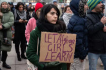 "Lasst afghanische Mädchen lernen": Demonstration in Berlin gegen Menschenrechtsverletzungen an Frauen und Mädchen in Afghanistan (14. Januar 2023).© IMAGO / Olaf Schuelke