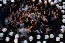 Von Polizist*innen umzingelte Demonstrierende bei einem Protest in der Türkei im Juli 2022, anlässlich des Jahrestags des Selbstmordattentats in Suruç 2015. © AFP via Getty Images