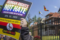 "Menschenrechte statt Hass": Protestaktion vor der ugandischen Botschaft in der US-Hauptstadt Washington gegen ein in Uganda geplantes LGBTI-feindliches Gesetz (25. April 2023). © IMAGO / ZUMA Wire