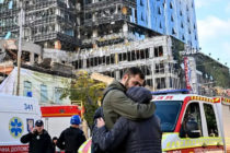 Nach einem russischen Raketenangriff auf die ukrainische Hauptstadt Kiew am 10. Oktober 2022 wurde ein Bürogebäude teilweise zerstört. © AFP via Getty Images